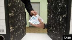 Теневой бизнес в России процветает во многом благодаря прессингу со стороны государства в отношении мелких предпринимателей