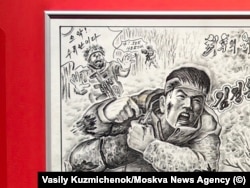 Crtež s ukrajinskim vojnikom i ranjenim sjevernokorejskim vojnikom koji namjerava aktivirati granatu.