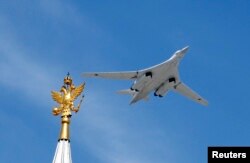 Ту-160 во время парада 9 мая 2015 г. Выпуск многопозиционных пусковых устройств к нему затягивается.