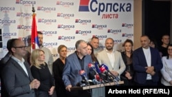 Lider Srpske liste Zlatan Elek i drugi predstavnici te partije na konferenciji za novinare u Severnoj Mitrovici nakon prvog kruga lokalnih izbora na Kosovu, 12. oktobar 2025.