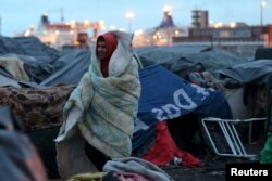 Нелегальный иммигрант из Афганистана на окраине французского портового города Кале. 2014 год