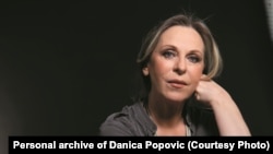 Danica Popović: "Niko u Srbiji nema radno mesto u državnom aparatu, a da pored svog glasa ne mora da obezbedi još makar pet-šest sigurnih glasova za Vučića. Vučić finansira svoje biračko telo – ili im obezbeđuje radna mesta i povlastice ili im direktno daje novac".
