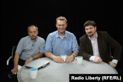 Михаил Соколов, Алексей Навальный и Данила Гальперович (слева направо) в студии Радио Свобода. 28 мая 2015 года