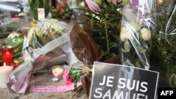 Импровизированный мемориал на месте убийства учителя Самюэля Пати, Конфлан-Сент-Онорин, 17 октября 2020