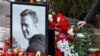 В день рождения Навального помянуть его пришли десятки людей