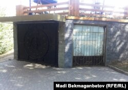 Вход в клуб "69" в Алма-Ате