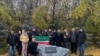Бер төркем татар кешеләре Хәтер көнендә истәлек ташы янында 