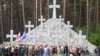 Ніна Багінская са сьцягам у Курапатах, архіўнае фота