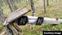 Упавший деревянный памятник в Сандармохе