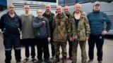 Владимир Миколаенко (четвертый справа) и другие освобожденные из российского плена 24 августа 2025 года