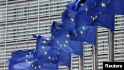 Zastave Evropske unije vijore se ispred sedišta u Briselu.
