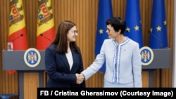 Viceprim-ministra pentru integrare europeană, Cristina Gherasimov, cu comisara UE pentru extindere Marta Kos la 3 septembrie, la Chișinău. 