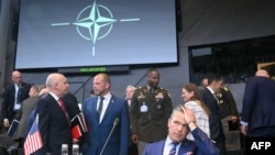Secretarul american al Apărării, Pete Hegseth, înaintea summitului miniștrilor apărării din NATO, la sediul NATO din Bruxelles, pe 15 octombrie 2025. 