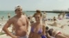Ukrajinski turisti na jednoj od plaža u Odesi na Crnom moru, juli 2028.