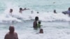 Mulți turiști de pe litoralul românesc ignoră steagul roșu și își riscă viața în marea agitată.