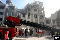 Спасатели возле здания, пострадавшего в результате израильского удара по столице Ирана Тегерану, 13 июня 2025 года

