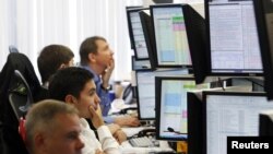 Трейдеры в торговом зале компании "Тройка Диалог", сентябрь 2011 г