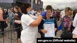 Дети во время отправки в летний лагерь отдыха (иллюстративное фото)