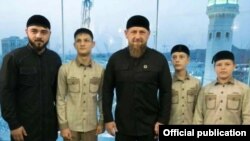Адам Кадыров (крайний справа)