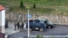 Na ovoj fotografiji koju je dostavila Kosovska policija, grupa naoružanih i maskiranih muškaraca stoji ispred Manastira Banjska u istoimenom selu na sjeveru Kosova, 24. septembra 2023. godine.