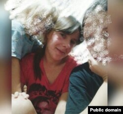Убитая российским военным Олеся Ларина с младшей и старшей дочерьми