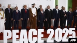 Lideri Turske, Katara, Jordana i drugi zvaničnmici na samitu u Šarm el-Šeiku čiji su domaćini egipatski predsednik Abdel Fatah al-Sisi i predsednik SAD Donald Tramp, 13. oktobar 2025.