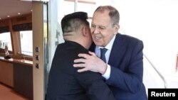 Ким Чен Ын приветствует министра иностранных дел России Сергея Лаврова. Вонсан, Северная Корея, 12 июля 2025 года