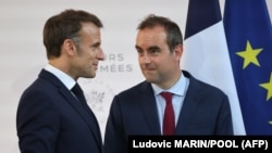 Президент Франции Эммануэль Макрон и министр обороны Себастьен Лекорню 