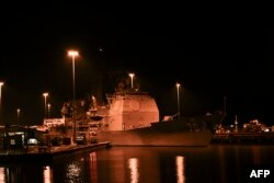 Ракетный крейсер ВМС США "Озеро Эри" проходит Панамский канал на пути к побережью Венесуэлы. 29 августа 2025 года